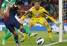 Alexis Sanchezas tikrina vartininko Adriano San Miguelio budrumą.