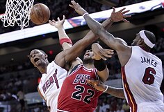 Chrisas Boshas, Taj Gibson ir LeBronas Jamesas