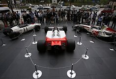 Iš kaires: 1965-ųjų „Honda RA272“, 1988-ųjų „McLaren Honda MP4/4“ ir 2006-ųjų Honda RA106“ „Formulės-1“ bolidai