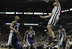 Manu Ginobili dėjimas į krep&scaron;į