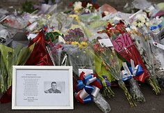 Įvykio vietoje sudėtos Lee Rigbiui pagerbti skirtos gėlės