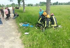 Gelbėtojai padeda sužeistam vyrui.