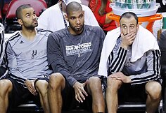 Tony Parkeris (kairėje), Timas Duncanas (centre) ir Manu Ginobili