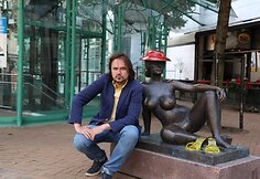 Oskaras Koršunovas prie Skule Waksviko skulptūros Moteris krantinėje
