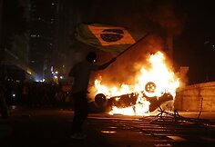 Brazilijoje dega protestuotojų apverstas automobilis