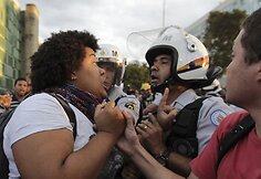 Brazilijos protestuotojos ir policininko konfliktas
