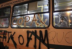 Keleiviai važiuoja protestuotojų nuniokotu autobusu