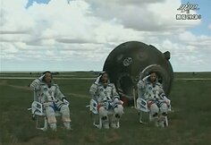 Kinijos astronautai Zhangas Xiaoguangas, Nie Haishengas ir astronautė Wang Yaping 