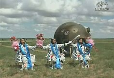 Kinijos astronautai Zhangas Xiaoguangas, Nie Haishengas ir astronautė Wang Yaping 