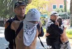 Policijos sulaikomi protestuotojai prieš gėjus