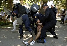 Policijos sulaikomas protestuotojas