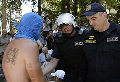 Policijos sulaikomas protestuotojas