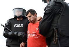 Vedamas sulaikytas neblaivus Lenkijos futbolo sirgalius