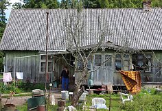 Namą, kuriame iki šiol gyvena Valteris Valenčius, statė jo senelis. 1897 m. čia gimė jo mama Marta Krischman.