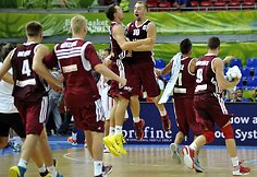 Latvijos krepšininkai džiaugiasi pergale