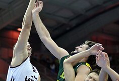 Linas Kleiza bando atimti kamuolį i&scaron; Latvijos krep&scaron;ininkų.