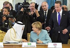 Saudo Arabijos finansų ministras Ibrahimas Al-Assafas, Vokietijos kanclerė Angela Merkel ir Didžiosios Britanijos ministras pirmininkas Davidas Cameronas