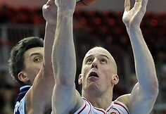 Aleksa Popovičius (de&scaron;inėje)