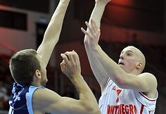 Aleksa Popovičius (su kamuoliu)