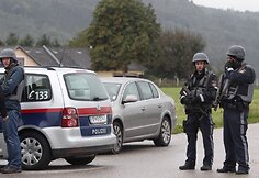 Įvykio vietoje policininkai užblokavo kelią.