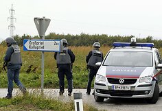 Įvykio vietoje policininkai užblokavo kelią.