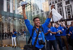 Niujorke „iPhone 5s“ išmanujį telefoną nusipirkęs klientas