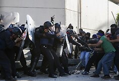 Meksikos riau&scaron;ių policijos susirėmimas su protestuotojais