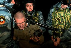Rusijos policininkai sulaikė protestuotoją.