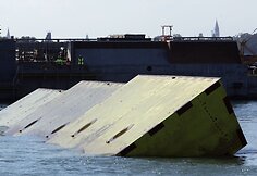 Jūros bangas stabdantys mobilūs vartai