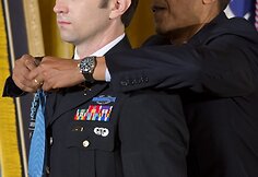 JAV prezidentas Barackas Oabama kabina &bdquo;Garbės medalį&ldquo; Williamui Swensonui