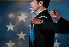 JAV prezidentas Barackas Oabama kabina &bdquo;Garbės medalį&ldquo; Williamui Swensonui