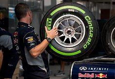 &bdquo;Red Bull&ldquo; komandos darbuotojas ne&scaron;a &bdquo;Formulės-1&ldquo; padangą