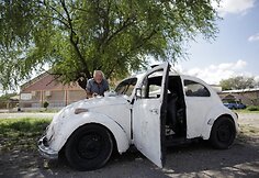 Oscaras Almagueras šalia savo „Volkswagen Beetle“