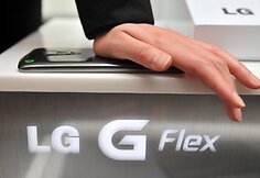 Demonstruojmas LG „G Flex“ išmaniojo telefono tvirtumas