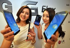 Pietų Korėjos modeliai laiko LG „G Flex“ išmaniuosius telefonus