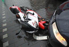 Motociklo ir automobilio avarija Gedimino pr. ir A.Go&scaron;tauto gatvių sankryžoje