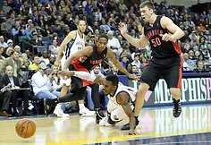Mike'as Conley (apačioje), Demaras DeRozanas ir Tyleris Hansbroughas kovoja dėl kamuolio