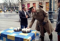 Studentai vaišino praeivius karšta kava