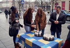 Studentai vaišino praeivius karšta kava