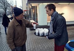 Studentai vaišino praeivius karšta kava