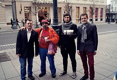 Studentai vaišino praeivius karšta kava