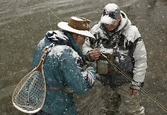 Žvejams gausus sniegas netrukdo.