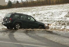 Nuo kelio nuslydęs automobilis