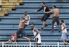 „Vasco da Gama“ futbolo fanai muša „Atletico Paranaense“ gerbėją