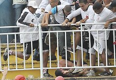 „Vasco da Gama“ futbolo fanai muša „Atletico Paranaense“ gerbėją