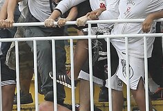 „Vasco da Gama“ futbolo fanai muša „Atletico Paranaense“ gerbėją