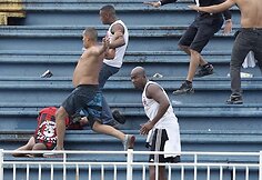 „Vasco da Gama“ futbolo fanai muša „Atletico Paranaense“ gerbėją