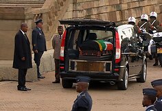 Į Pietų Afrikos Respublikos vyriausybės rūmus atvežtas Nelsono Mandelos karstas