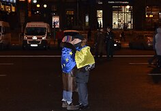 Europos Sąjungos ir Ukrainos vėliavomis apsigaubusios poros bučinys