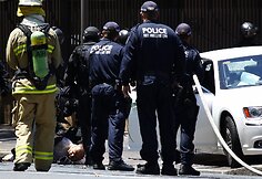 Australijos policininkai ištempė vyrą iš jo automobilio.